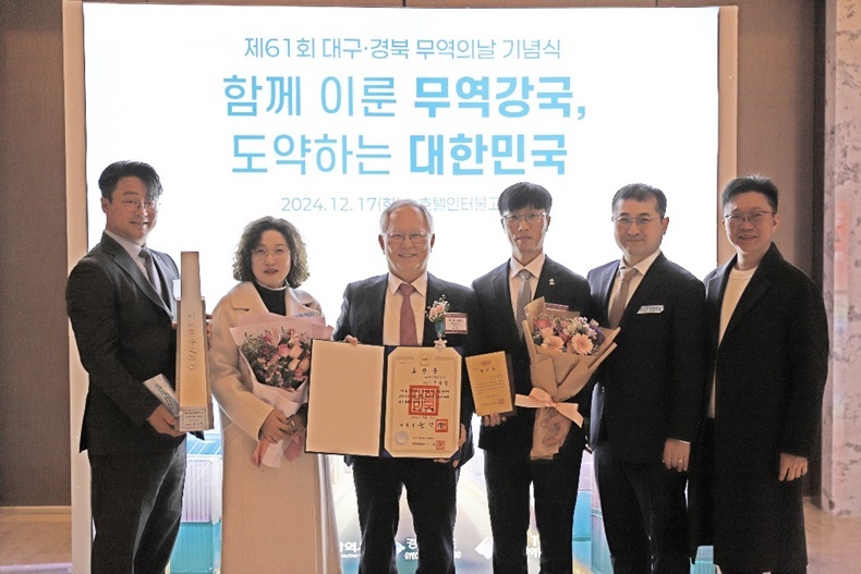 메가젠 박광범 대표(왼쪽부터 3번째)와 임직원들이 2억불 수출상을 수상, 기념촬영을 하고 있다(사진제공_메가젠임플란트).