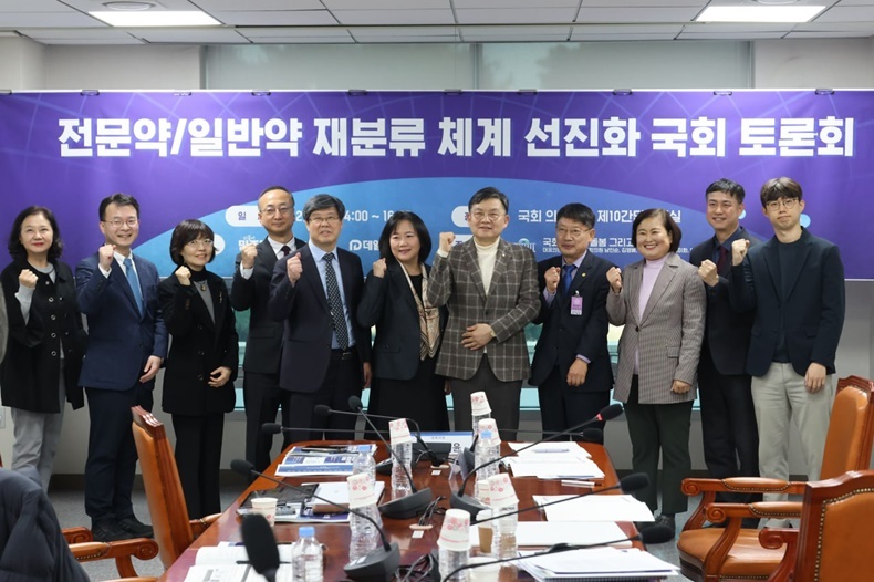 김윤 의원(오른쪽부터 다섯 번째)과 토론회 참가자들이 기념촬영을 하고 있다(사진제공_김윤 의원실).