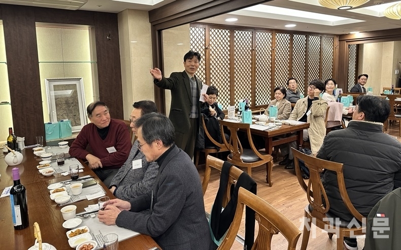지난 12월 3일 구강보건협회 송년회 모습(박용덕 회장이 이날 참석한 내외빈을 소개하고 있다).