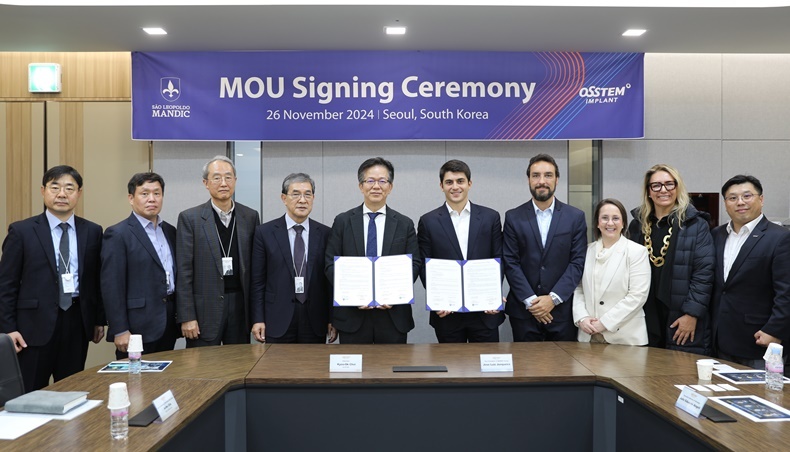 오스템 최규옥 회장, 맨딕대학 조세 루이즈 중케이라(Jose Luiz Junqueira) 부이사장이 양해각서를 교환하고 기념촬영을 하고 있다(좌로부터 오스템 해외영업미주본부 이경래 본부장, 치의학연구원 김경원 원장, 황충주 원장, 조인호 원장, 최규옥 회장, 맨딕대학 조세 루이즈 중케이라 부이사장 및 관계자, 브라질법인 이원기 법인장).