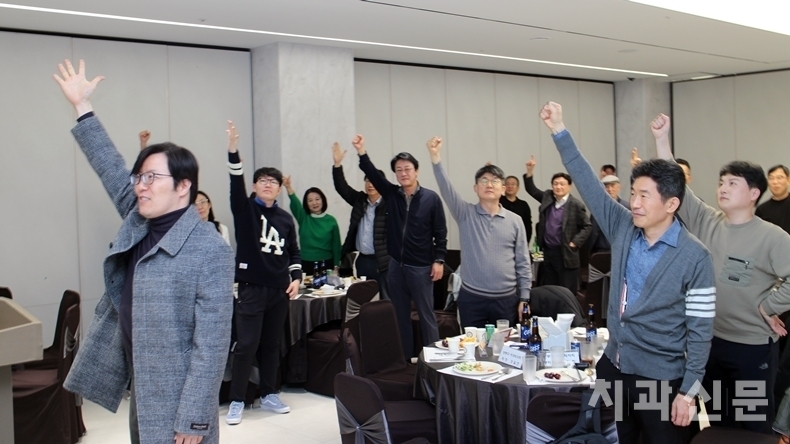 성동구치과의사회 송년회는 회원과 함께 한 다채로운 이벤트로 화기애애한 분위기가 이어졌다. 