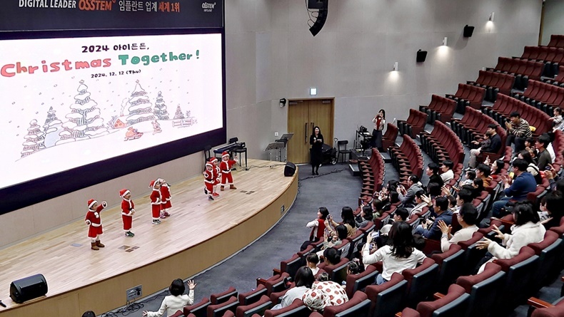지난 12월 12일 열린 어린이집 음악회 모습(사진제공_오스템임플란트).