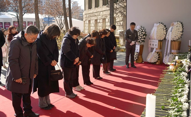 간호협회 탁영란 회장을 비롯한 관계자들이서울 합동분향소를 방문해 희생자를 애도하며 조문하고 있다(사진제공_대한간호협회).