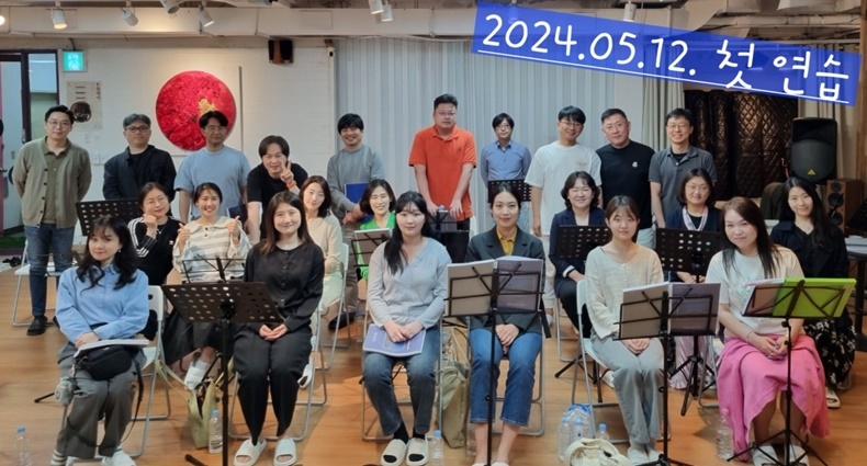 데누콰이어 단원들이 오는 3월 1일 연주회를 앞두고 연습실에 처음 모였다(사진제공_데누콰이어OB합창단).