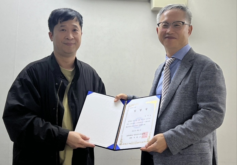 전북치대총동창회 이용근 회장(우)이 박청길 총무이사에게 임명장을 수여하고 있다(사진제공_전북치대총동창회)