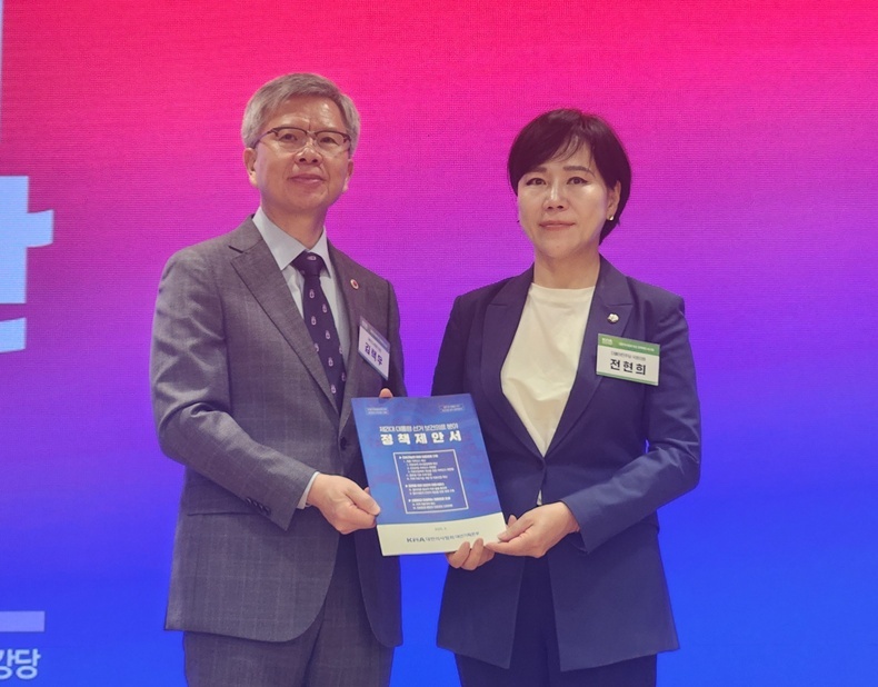 의협 김택우 회장(좌)이 더불어민주당 전현희 의원에게 정책제안서를 전달하고 있다(사진제공_대한의사협회).