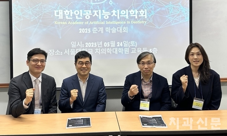 이승표 회장(왼쪽 두 번째)과 임원들이 기자간담회 후 화이팅을 외치고 있다.