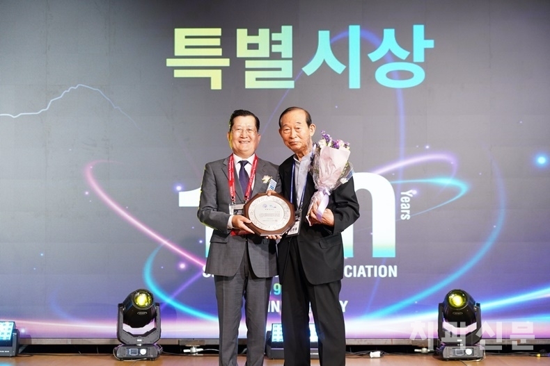 100주년 기념식에서 특별공로상을 받은 서울시치과의사회 27대 김현풍 회장(사진 오른쪽)