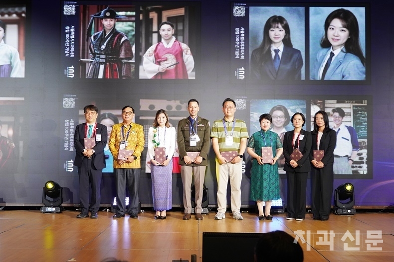 서울나이트 부대행사로 진행한 AI 포토제닉상을 수상한 국내외 참석자들.