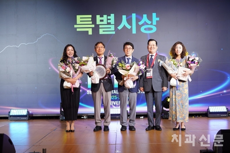 가족 네 명이 모두 서울시치과의사회 회원인 최아미, 최용철, 최용선, 최연아 가족(사진 좌로부터)