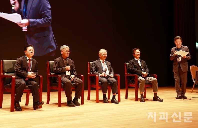 임플란트 공동강연 ‘대한민국 임플란트, 그 미래를 말하다’. 서울시치과의사회 창립 100주년을 기념해 학술위원회에서 각별히 신경을 쏟은 강연으로, 허영구 원장(닥터허치과), 정성민 원장(덴티움치과), 박광범 원장(미르치과병원), 최규옥 원장(트윈치과) 등 국내 임플란트 기업 대표 CEO들이 연자로 나섰다.