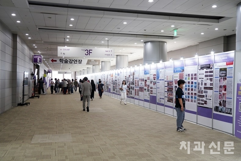 Hall E 앞에 설치된 포스터 전시
