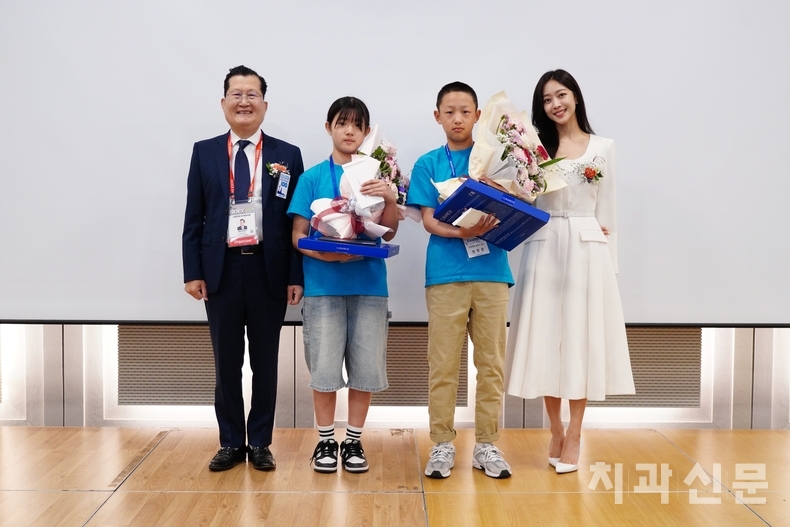 건치아동선발대회에서는 김서정·장한준 학생이 금상을 수상했다(좌측부터 서울시치과의사회 강현구 회장, 김서정 학생, 장한준 학생, 조보아 씨).