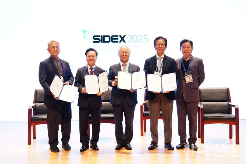 (좌로부터) 정성민, 허영구, 박광범, 최규옥 원장과 권긍록 회장이 기념촬영을 하고 있다.