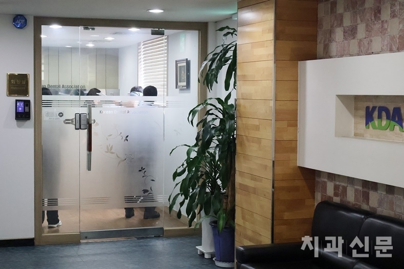 지난 5월 29일 오전, 서울 서부지검은 치협 사무처와 협회장실을 압수수색했다. 사진은 협회장실 앞.