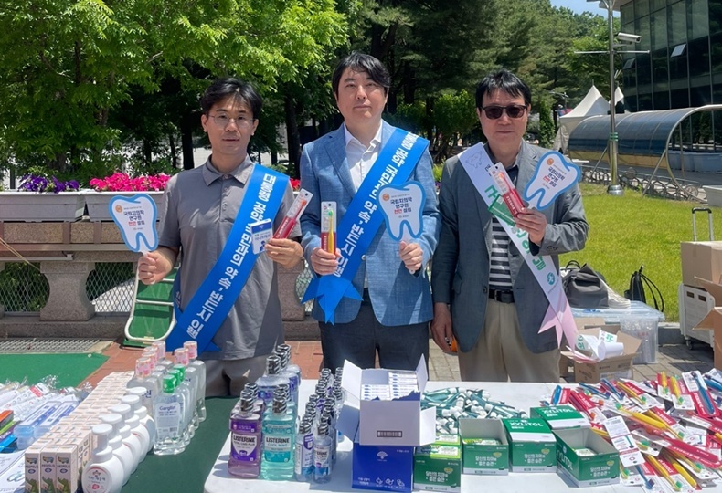 충남지부 이창주 회장(가운데) 등 충남지부 임원들이 치의학연구원 천안 유치를 위한 캠페인에 나섰다.
