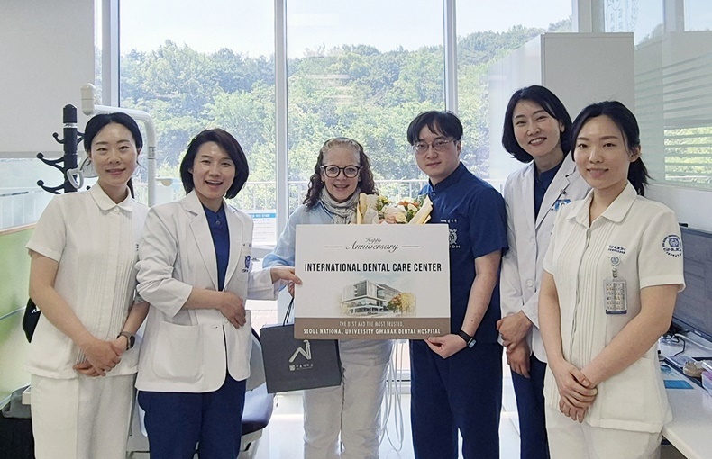 관악서울대치과병원 IDS를 제공받은 외국인 환자와 의료진이 기념촬영을 하고 있다(사진제공_관악서울대치과병원).