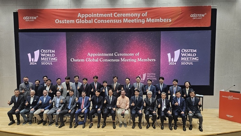 지난해 열린 오스템월드미팅 서울에서 글로벌 컨센서스 미팅에 참여한 국내외 전문가들이 기념촬영을 하고 있다(사진제공_오스템임플란트).