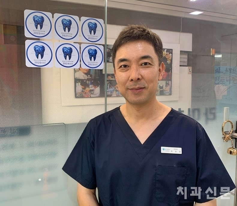 강남구치과의사회 정회원 스티커 사업을 시작한 최승호 회장. 각종 환자 모집 이벤트와 저수가 경쟁이 난무한 강남구에서 정회원 인증 스티커 사업을 도입, 회무에 신선한 바람을 불어넣고 있다. 최승호 회장은 이제 막 첫 걸음을 내딘 특별할 거 없는 사업이라 생각할 수 있지만, 세흘이 흘러 정회원 스티커가 10장, 20장 쌓였을 때 회원들의 자부심도 상당히 높아질 것이라 밝혔다. 특히 환자들에게도 오랫동안 한 자리에서 진료해온 믿고 갈 수 있는 치과라는 인식을 심어줄 것이라 확신하고 있다. 