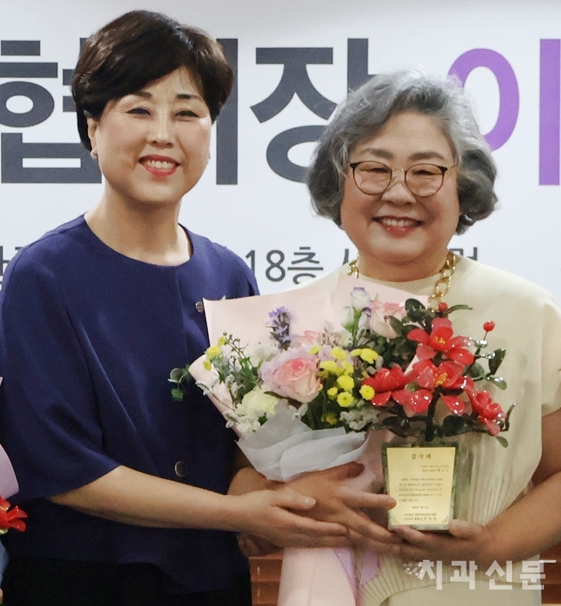 박정란 신임회장(좌), 황윤숙 직전회장(우)