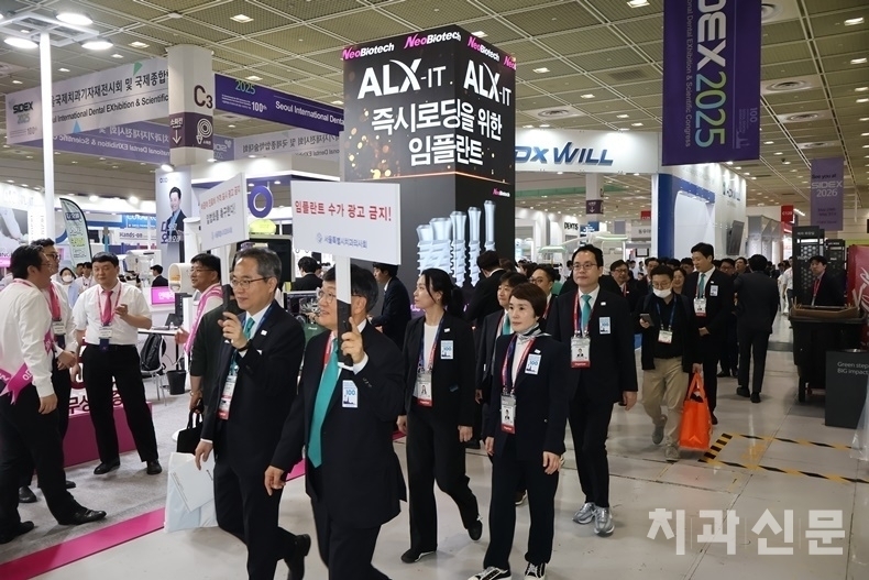 서울시치과의사회 임원들은 지난 SIDEX 2025 현장에서 비급여 진료비 표시 금지 입법 추진을 위한 피켓 캠페인을 벌였다.