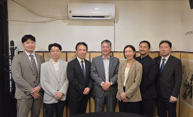 김성민 회장(가운데)을 비롯한 KAID 신임 집행부 임원(좌로부터 김현제, 오현준, 이창규, 이주영, 윤종일, 한정준)들이 기념촬영을 하고 있다.