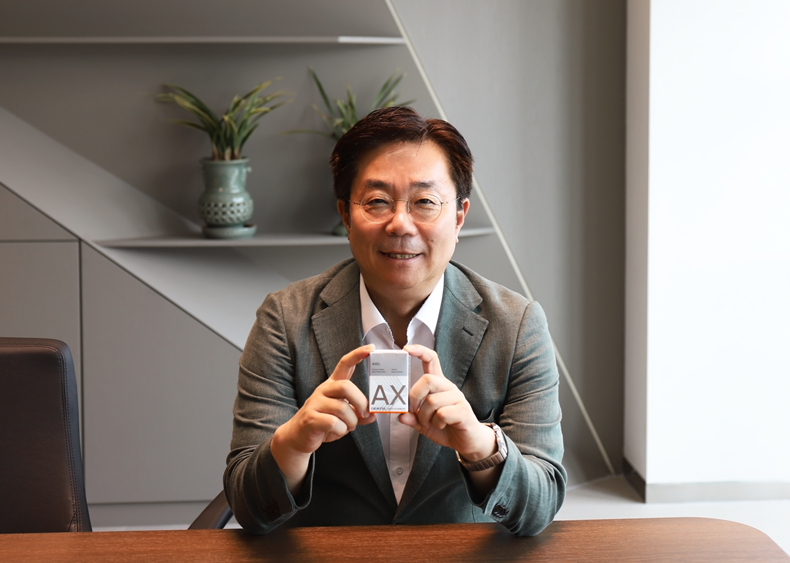 덴티스의 임플란트 신제품 'AXEL'을 포즈를 취하고 있는 심기봉 대표(사진제공_덴티스)