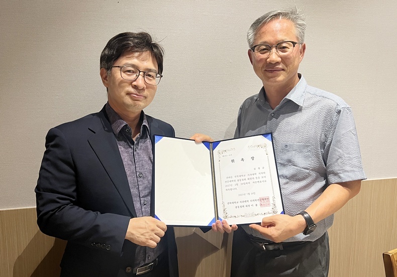 이용근 회장(우)이 김창균 변호사에게 위촉장을 전달했다(사진제공_전북치대동창회).