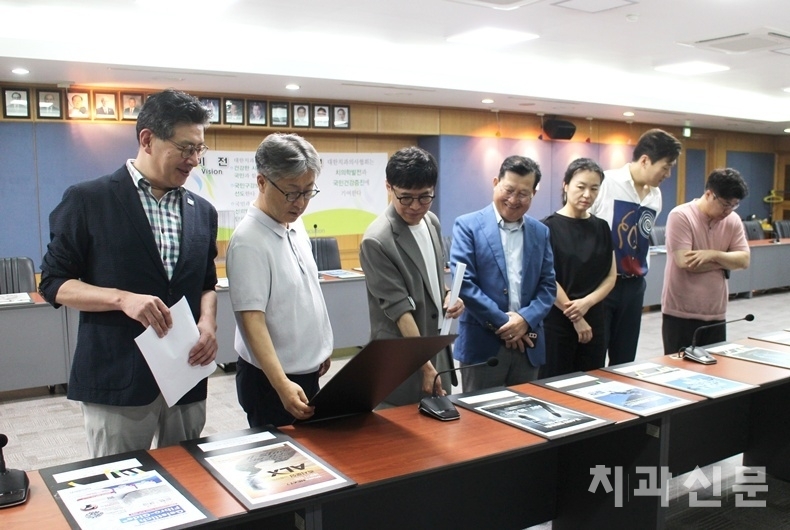 지난 8월 7일 진행된 치과신문 2025 광고대상 최종 심사위원회 모습.