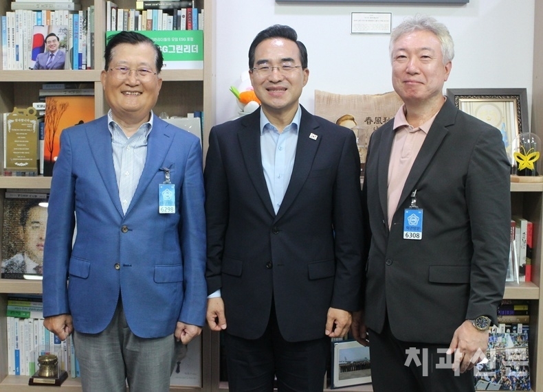 지난 8월 19일 서울지부 강현구 회장(맨 좌)이 동작구회장직을 지낸 유동기 원장(맨 우)과 함께 박홍근 의원을 찾아 간담회를 가졌다.