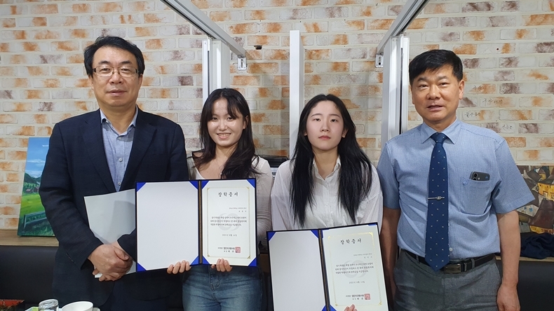 우로부터 채규삼 회장, 정민서-하윤지 학생, 김민재 총무이사(사진제공_열린치과봉사회)
