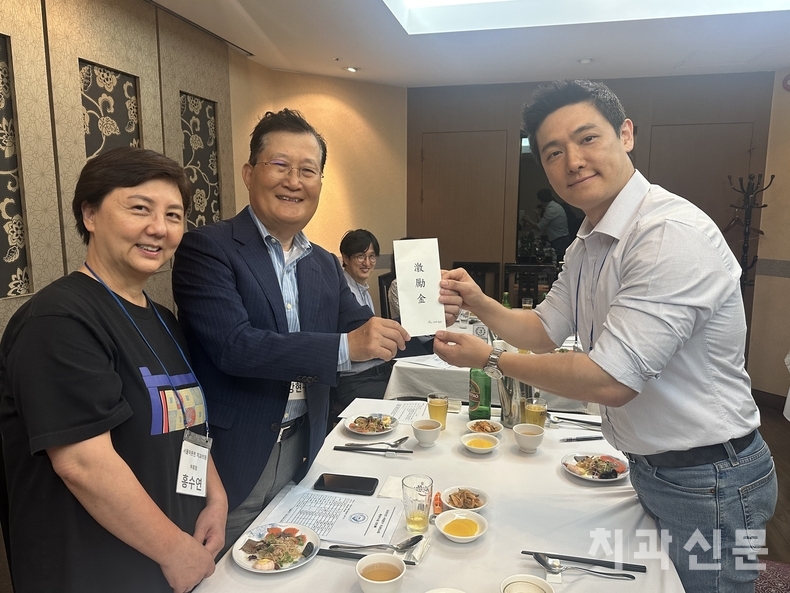 (좌측부터) 서대문구치과의사회 홍수연 부회장, 서울시치과의사회 강현구 회장, 서대문구치과의사회 홍승현 회장