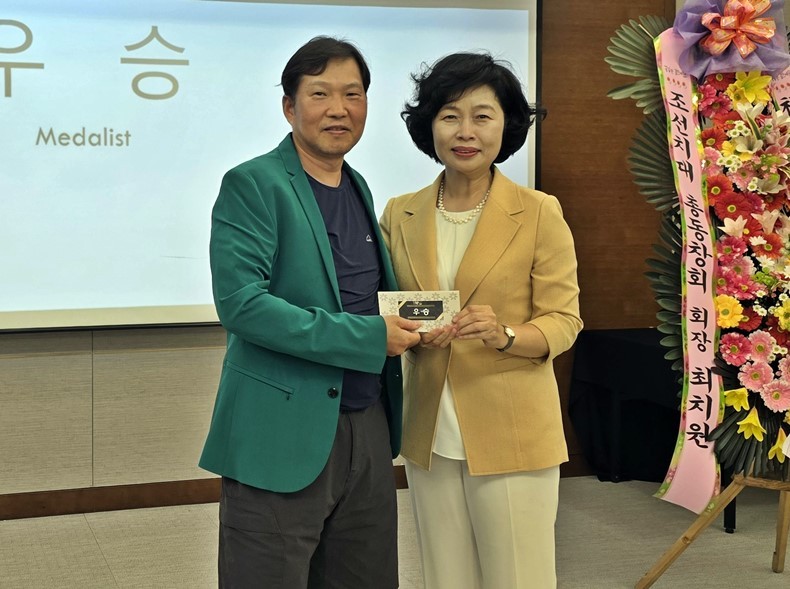 우승을 차지한 김동근 동문(좌)과 정진 회장(사진제공_경희치대총동문회)