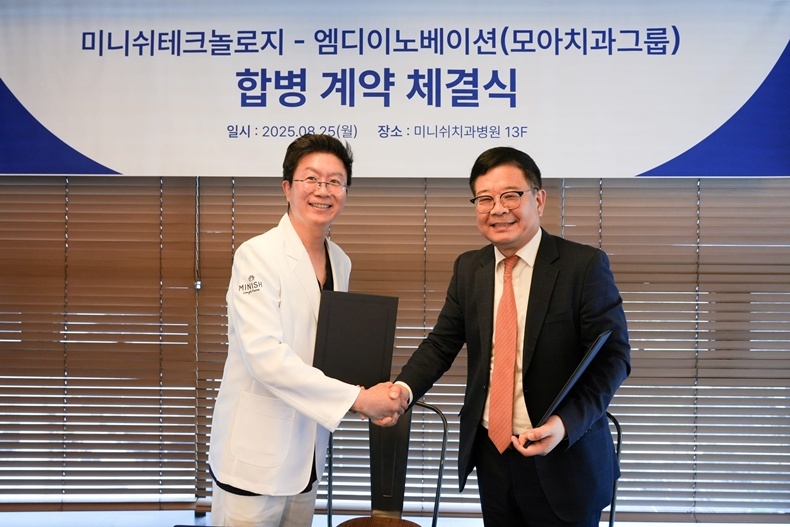 미니쉬테크놀로지 강정호 대표(좌)와 엠디이노베이션 김태훈 대표가 합병 계약 체결식 후 포즈를 취하고 있다.