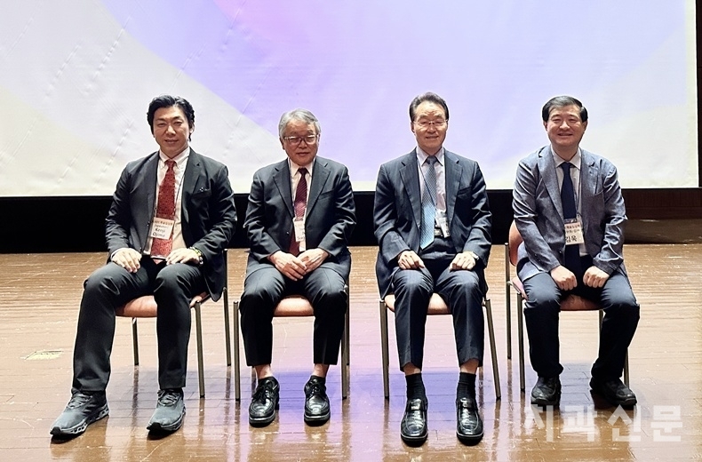 K-IDT 전윤식 회장(오른쪽 두 번째)과 연자로 나선 (왼쪽부터) 일본 켄지 오지마, 준지 스가와라 그리고 이날 사회를 맡은 김욱 원장이 기자간담회 후 기념촬영을 하고 있다.