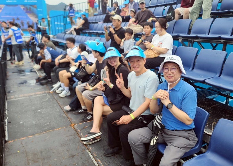 광주광역시치과의사회 박원길 회장(사진 오른쪽)과 임원 및 회원 50여명이 세계양궁선수권대회 결승전을 관람했다(사진제공_광주광역시치과의사회).