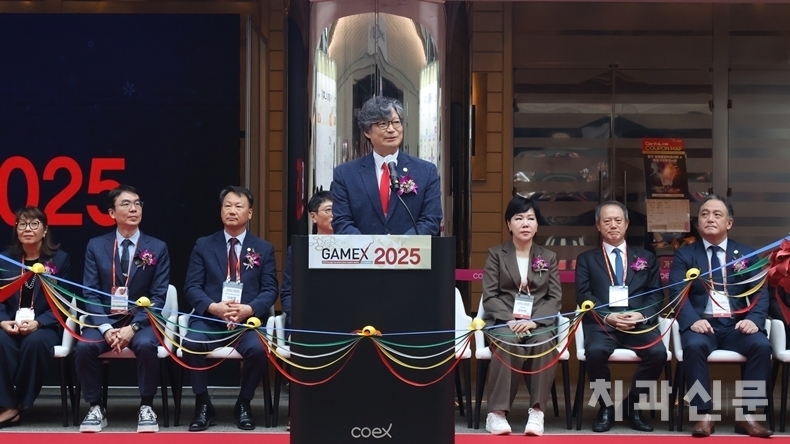 GAMEX 2025 대회장인 경기도치과의사회 전성원 회장이 개회사를 하고 있다. 