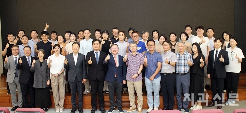 학술집담회를 마치고 치주과학회 임원 및 참석자들이 단체사진을 촬영하고 있다.