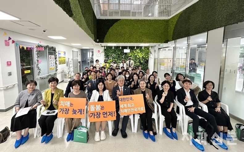 지난 9월 18일 열린 장기요양기관 종사자 구강관리 교육영상 시연회 후 기념 촬영 모습.