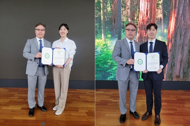 대한치주과학회 김성태 학술이사가 연자로 나선 백정원 교수(사진 좌)와 임현창 교수(사진 우)에게 감사장을 전달하고 있다(사진제공_대한치주과학회).