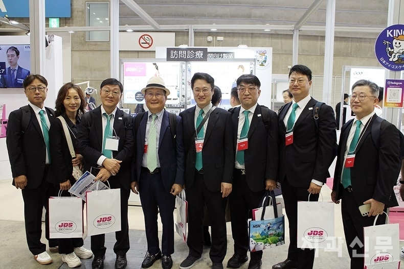 서울시치과의사회 강현구 회장을 비롯한 회장단이 일본 덴탈쇼를 방문해 SIDEX 2026 홍보에 나섰다.
