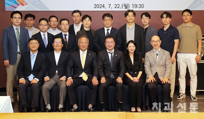 서울지역 치과의사회, 의사회, 한의사회, 약사회 등 의약인단체는 의료인을 옥죄는 각종 규제 및 제도에 대해 공동대응을 하고 있다. 사진은 서울지역 치과의사회·의사회·한의사회가 지난해 7월 개최한 의료인 면허취소법 공동대응 간담회.