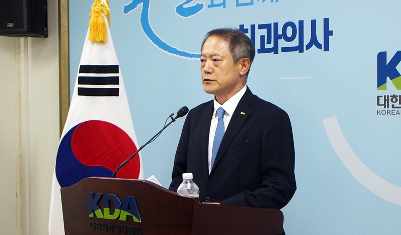 지난 7월 8일 치과전문지 기자간담회에서 법원의 당선무효판결과 소송단의 직무집행정지 가처분 신청에 대해 입장을 밝히고 있는 박태근 회장.