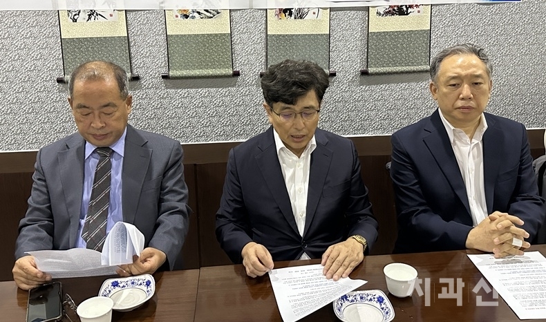 지난 10월 17일 기자 간담회에서 부척연 김민겸(가운데), 최치원(맨 왼쪽), 장재완 공동대표가 박태근 회장 등에 대한 사퇴를 요구하는 성명을 발표하고 있다.