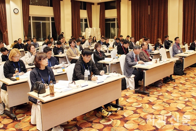 참석자들이 집행부 공약사업 및 주요회무 보고에 귀기울이고 있다.