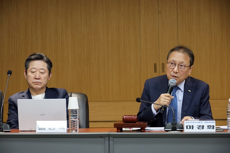 대한치과의사협회 마경화 회장 직무대행(사진 오른쪽)이 정기이사회에서 인사말을 하고 있다(사진제공_대한치과의사협회).