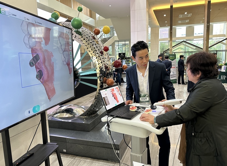 한 참가자가 Lilivis SCAN을 직접 체험해 보고 있다.