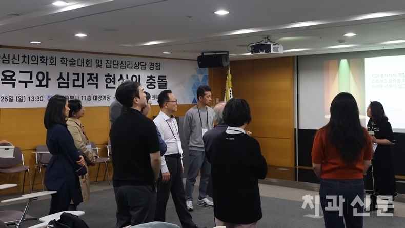 드라마 치료에 참여하고 있는 참석자들.