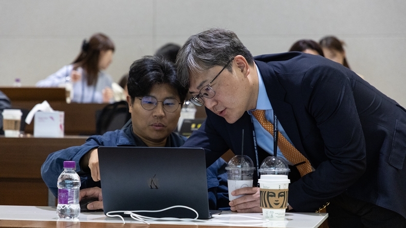 핸즈온을 진행하고 있는 황종민 원장(사진제공_올소치과)