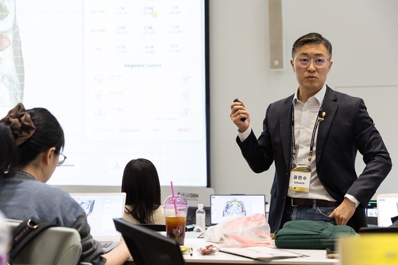강연을 진행하고 있는 권민수 원장(사진제공_올소치과)